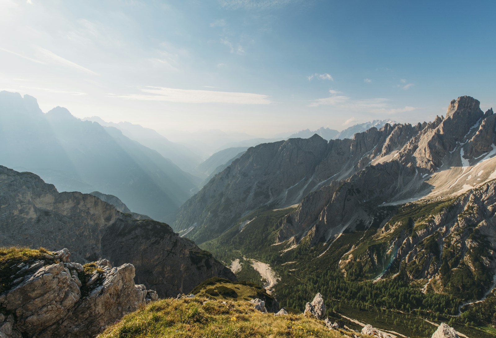 千亿球友会 — 足球场与足球静物